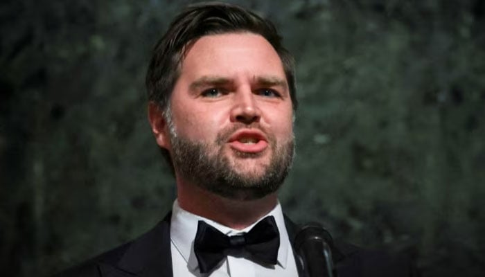 فائرنگ کے بعد اہلکاروں نے ٹرمپ سے پہلے جے ڈی وینس کو ہال سے ریسکیو کیا