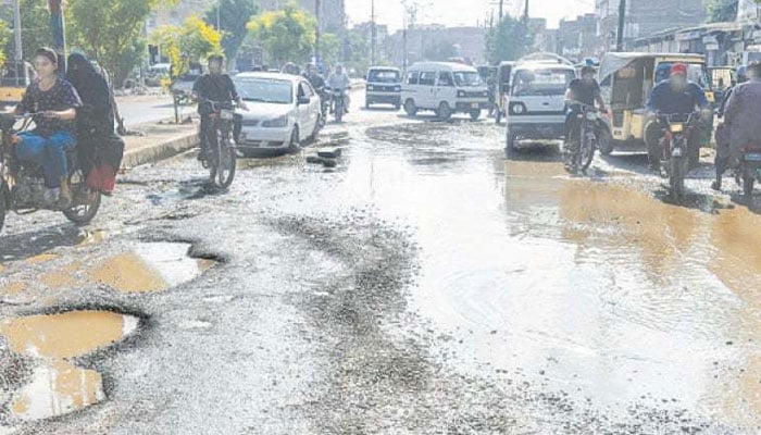 ٹوٹی سڑکیں، دھول مٹی اور تجاوزات کی بھرمار، شہری دہرے عذاب میں مبتلا