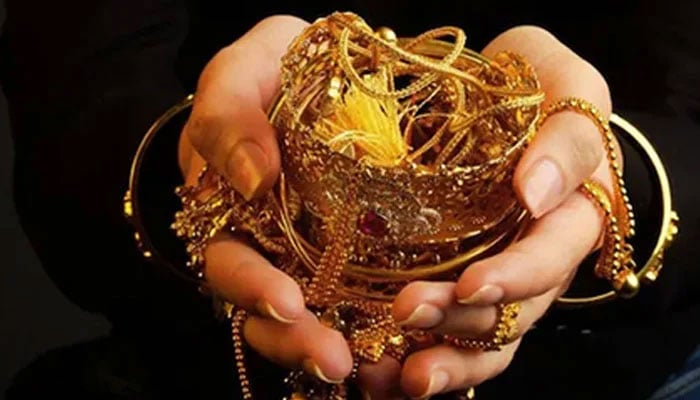 ملزمان جیولری شاپ کا شٹر کاٹ کر کروڑوں کے طلائی زیورات لے اڑے