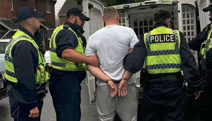 برطانیہ، قادیانیوں کے مراکز پر چھاپے، جنسی زیادتی کے الزامات پر 9 گرفتار