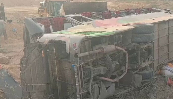 شاہ فیصل پل کے قریب منی ٹرک الٹنے سے سڑک پر تیل پھیل گیا، ٹریفک کی روانی متاثر
