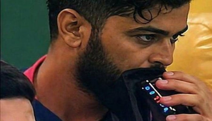 ڈریسنگ روم میں ای سگریٹ کے کش، ریان پراگ پر جرمانہ عائد