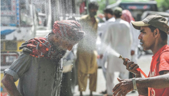 کراچی میں ہلاکت خیز گرمی، درجنوں افراد اسپتال منتقل، 10 افراد جاں بحق