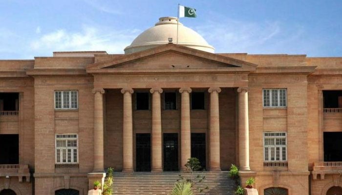 شناختی کارڈ تجدید نہ کرنے پر نادرا کیخلاف توہین عدالت کی درخواست دو ہفتوں میں جواب طلب
