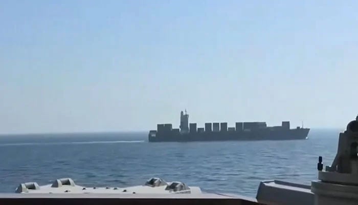 خلیج اومان میں امریکا کا نشانہ بننے والا ایرانی جہاز کراچی پہنچ گیا