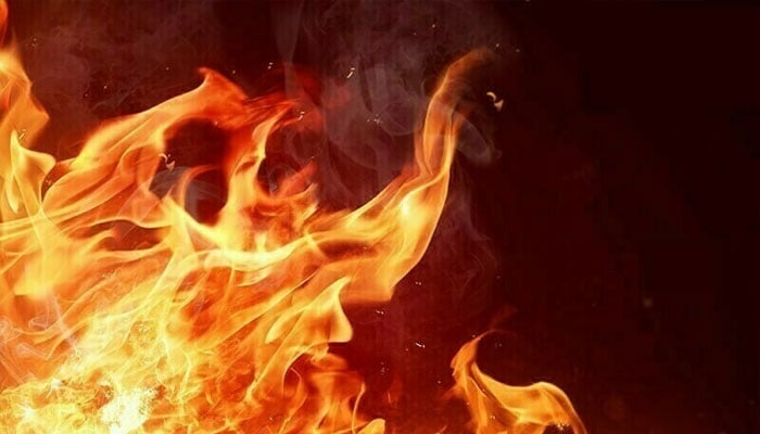 اورنگی ٹاؤن، دودھ کی دکان میں آگ لگنے سے خوف و ہراس پھیل گیا