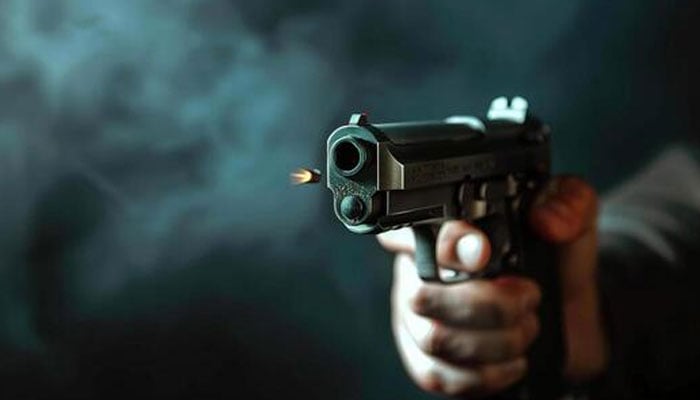 قمبر، کار سوار ملزمان کی اندھا دھند فائرنگ، باپ، کمسن بیٹا موقع پر جاں بحق، بیوی اور کمسن بچے شدید زخمی