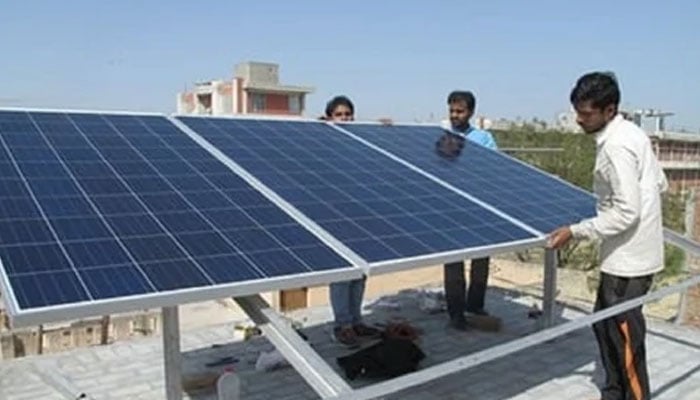 صارفین کیلئے بڑی خوشخبری، سولر پینلز کی قیمتیں تاریخ کی کم ترین سطح پر آگئیں
