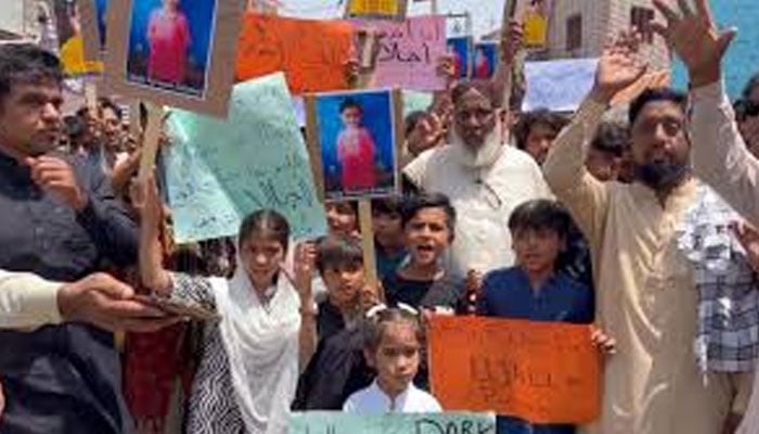 معصوم اجالا پروین کی گمشدگی کو ایک ماہ مکمل، بازیابی کے لیے انوکھا فلیش لائٹ احتجاج