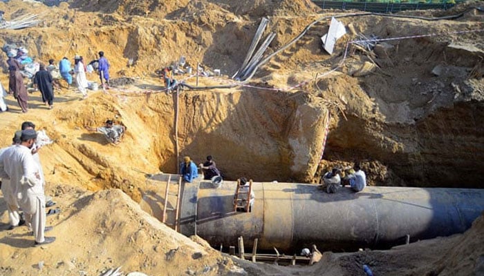پانی کی ناقص لائن بچھانے پر ایم ڈی واٹر کارپوریشن کے دفتر کے باہر دھرنا