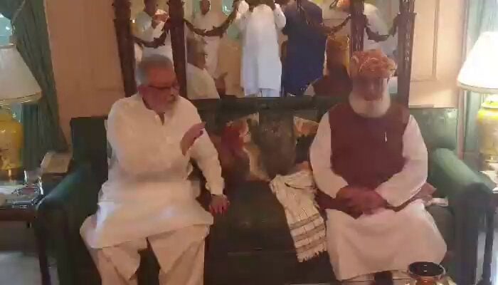 مولانا فضل الرحمان کی پیر پگارا سے ملاقات، سیاسی صورتحال پر تبادلہ خیال