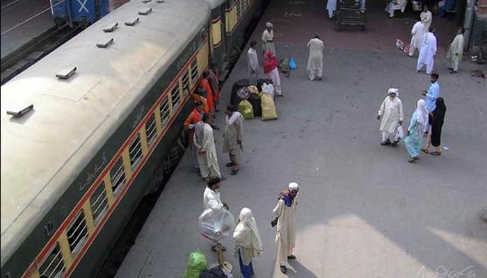 کراچی سے متعدد ریل گاڑیاں تاخیر سے روانہ