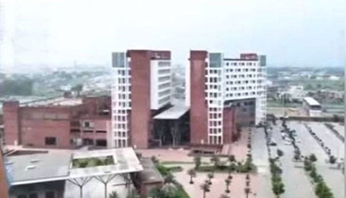 جناح میڈیکل کمپلیکس پراجیکٹ بیورو کریسی کے روایتی سرخ فیتے کی نذر