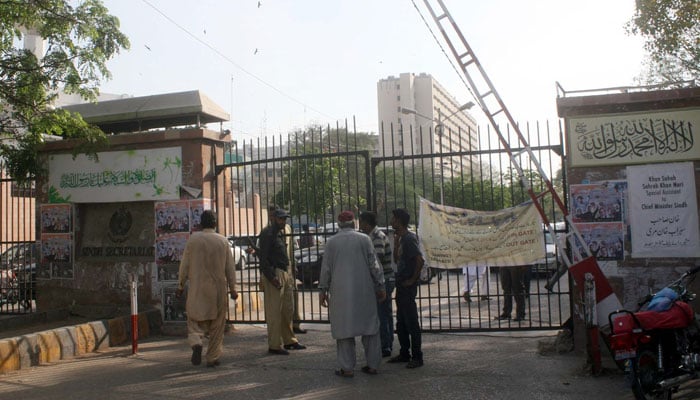 کراچی ٹیم ایم سیز کے ملازمین کو واجبات کی عدم ادائیگی، فنانس ڈپارٹمنٹ سندھ پر احتجاج