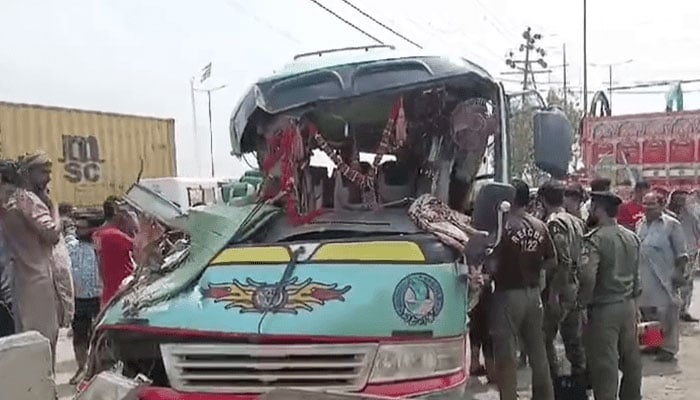 بلدیہ ناردرن بائی پاس پر کوسٹر اور ٹریلر میں خوف ناک تصادم، جانی نقصان نہیں ہوا، ٹریفک کی روانی معطل