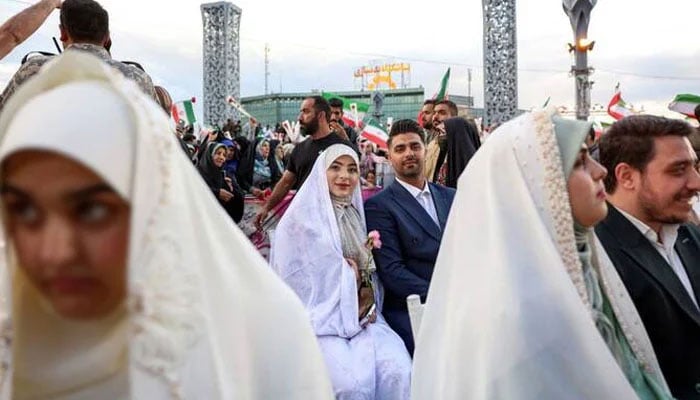 تہران کے تاریخی امام حسینؓ اسکوائر پر 110 جوڑوں کی اجتماعی شادی