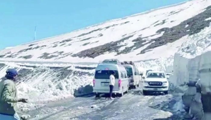 بابوسر ٹاپ میں مسلسل برفباری، سیاحوں، مسافروں اور ٹرانسپورٹروں کو محتاط رہنے کی ہدایت