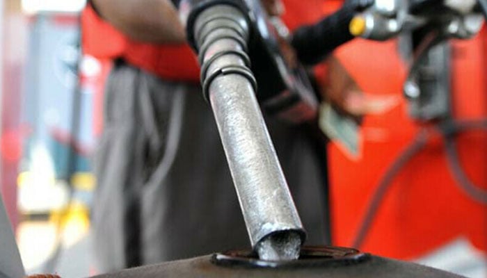 پٹرولیم مصنوعات قیمتوں میں کمی کے باوجود پٹرول، ڈیزل اب بھی مہنگے