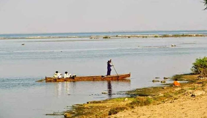 ملک کی سب سے بڑی میٹھے پانی کی منچھر جھیل خشک ہونے لگی