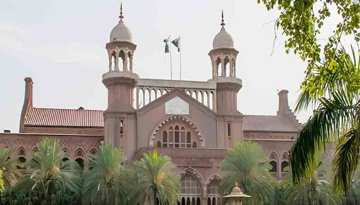 مالی تنگی باپ کو نان و نفقہ کی ذمہ داری سے بری نہیں کر سکتی، لاہور ہائیکورٹ