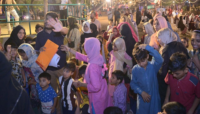 نیو رضویہ میں جشن، ہزاروں افراد کی شرکت