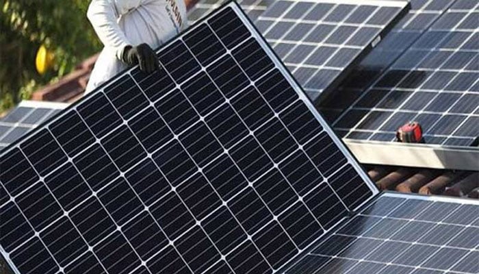 سولر صارفین کو بڑا جھٹکا، سولر پینلز کی قیمتوں میں ہزاروں روپے اضافہ