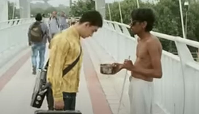 فلم ’’پی کے‘‘ میں 5 سیکنڈز کے کردار نے اصلی بھکاری کی زندگی بدل دی