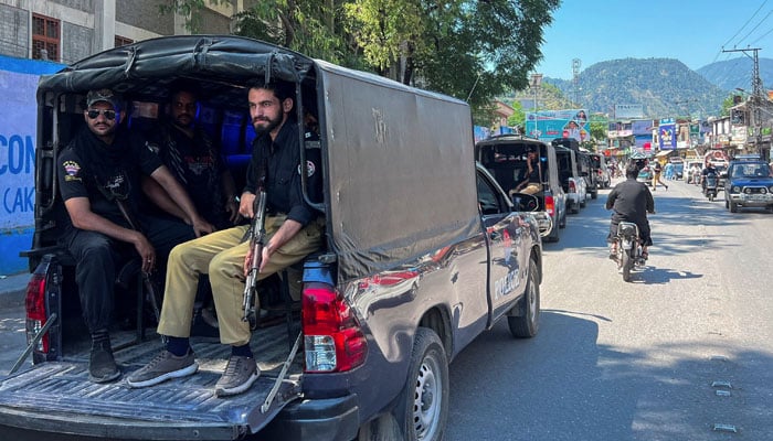 آزاد کشمیر، مختلف اضلاع میں مظاہرین اور پولیس میں جھڑپیں، 5 مبینہ دہشت گرد گرفتار، اسلحہ برآمد