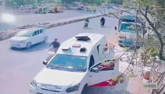 نجی سیکورٹی کمپنی کی کیش وین سے 30 کروڑ روپے لوٹ لئے، 2 گارڈ اور ڈرائیور زیر حراست