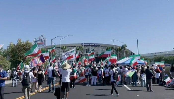 ورلڈکپ میں ایرانی ٹیم کی حمایت نے سیاسی اختلافات کو پس منظر میں دھکیل دیا
