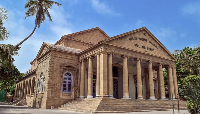 اللّٰہ نے کائنات کے ہر جاندار انسان اور حیوان کے رزق کا ذمہ لیا ہے، شبر زیدی