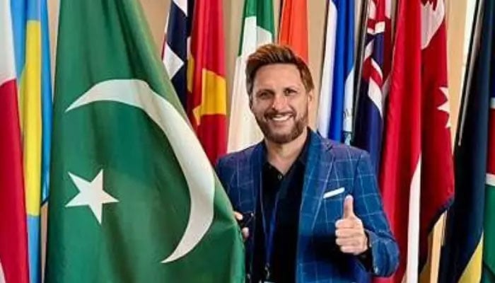 شاہد آفریدی کا اقوام متحدہ کے ہیڈ کوارٹر کا دورہ، پاکستانی پرچم چوم لیا
