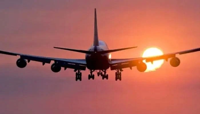 اسلام آباد میں طوفان بادوباراں، 2 پروازیں سیالکوٹ اور فیصل آباد اتاری گئیں