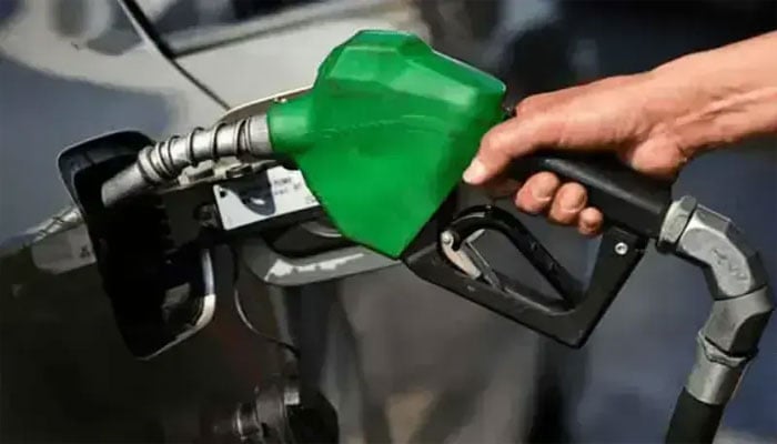 آج سے پیٹرولیم قیمتوں میں 55 روپے فی لیٹر تک کی کمی متوقع