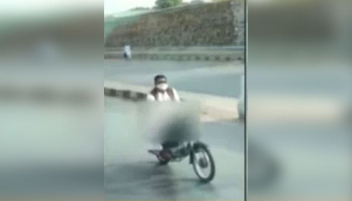 موٹرسائیکل سوار اوباش شخص کی نازیبا حرکات، خواتین نے ویڈیو بنالی