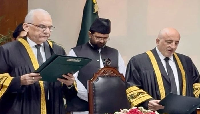 وفاقی آئینی عدالت، جسٹس حسن اظہر رضوی نے قائم مقام  چیف جسٹس کا حلف اٹھا لیا