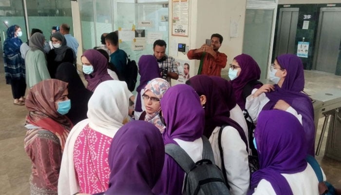 ڈھاکہ کے ایڈ ڈِن ویمن میڈیکل کالج کی 300 بھارتی طالبات کا تعلیمی مستقبل غیریقینی کا شکار