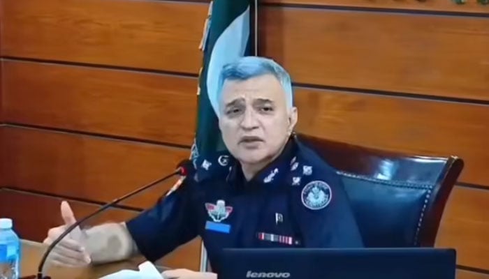 ڈی آئی جی ایسٹ زون کا جامع بنوریہ کا دورہ