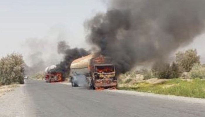 نوشکی: مسلح افراد نے گیس بوزر اور ٹرالر کو نذر آتش کر دیا، ایک ڈرئیور اغوا