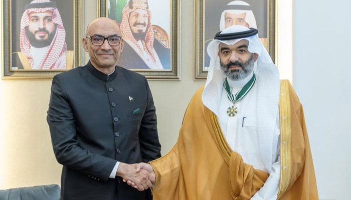 سعودی وزیر مواصلات کو تمغہ ’ہلال پاکستان‘ سے نوازا گیا
