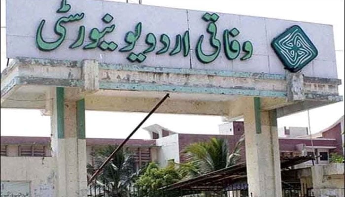 وفاقی اردو یونیورسٹی کے اساتذہ کا پریس کلب پر شدید احتجاج، گورنر ہاؤس تک مارچ کی کوشش