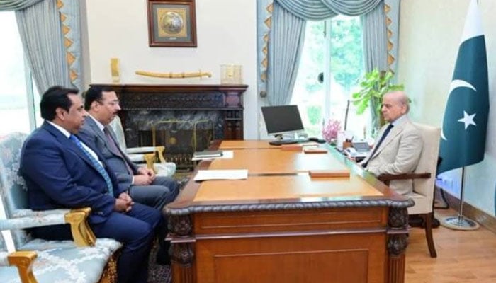 بیرون ملک مقیم پاکستانیوں کی بہبود کیلئے جاری منصوبوں میں مزید تیزی لائی جائے، وزیرِ اعظم