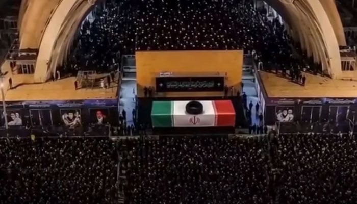 شہید خامنہ ای کے دیدار کیلئے مجمع امڈ آیا، انتقام کے نعرے