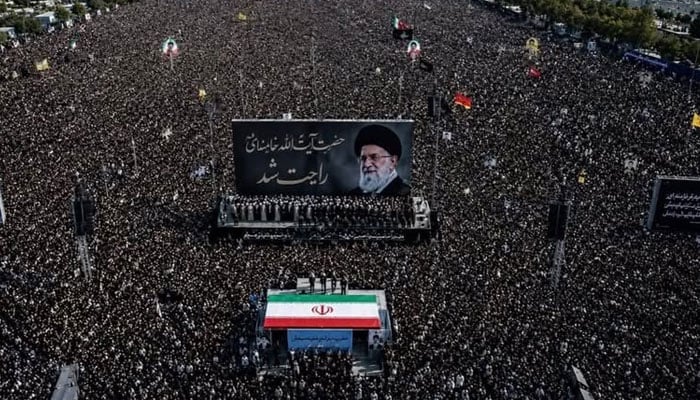 خامنہ ای کا جنازہ، ایرانی یکجہتی، تین بیٹے شریک، مجتبیٰ  خامنہ ای سامنے نہ آئے، تہران میٹرو سے  70 لاکھ افراد کا ریکارڈ سفر