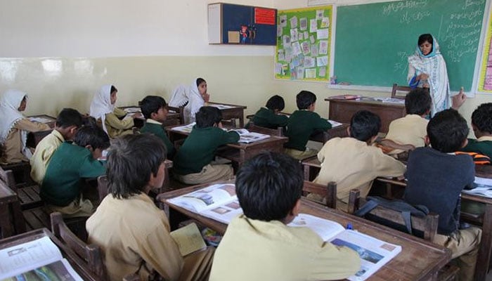 پاکستان کا تعلیمی بحران، ڈھائی کروڑ بچے دہائیوں سے اسکول سے باہر، سول سروسز اکیڈمی کی پالیسی رپورٹ