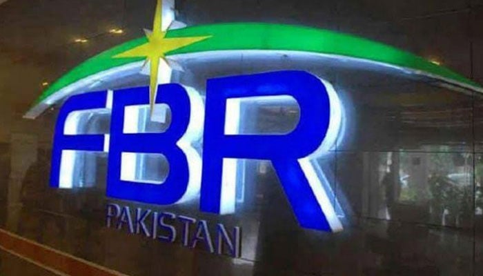 FBR؛ گریڈ 17 افسر برطرف، اسلام آباد ایئرپورٹ پر تعینات 4 انسپکٹر معطل