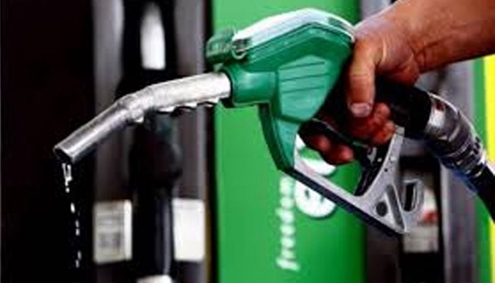حکومت نے پٹرولیم مصنوعات کی قیمتوں میں بڑا اضافہ کردیا، پٹرول 13.18، ڈیزل 13.80 روپے مزید مہنگا
