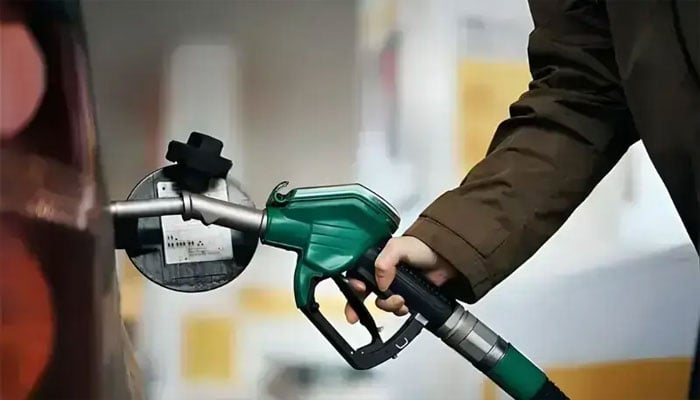 ایک ہفتے میں پیٹرول پر لیوی 15 روپے 86 پیسے بڑھا دی گئی
