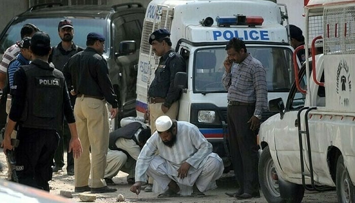 شہر میں ڈاکو راج، کلفٹن میں بینک سے نکلنے والا نوجوان ڈاکٹر دوران ڈکیتی قتل، گڈاپ میں ڈاکو کروڑوں کے زیورات لوٹ کر فرار