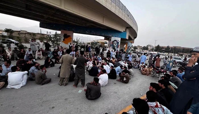 شہید پولیس اہلکاروں کے لواحقین کا کوئٹہ اور زیارت میں دھرنا جاری